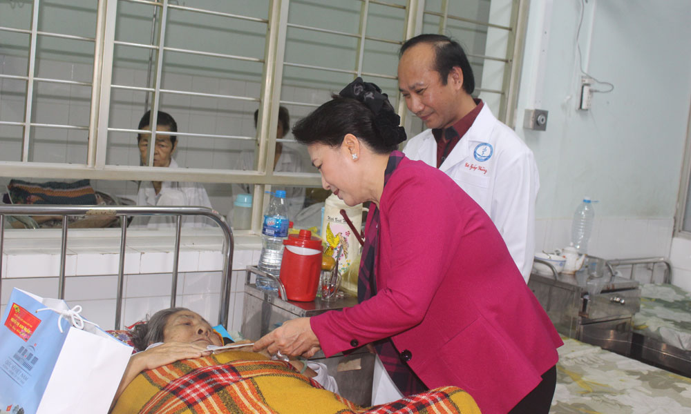 Bệnh viện Đa khoa trung tâm tỉnh tặng quà bệnh nhân Bệnh viện Đa khoa trung tâm tỉnh.