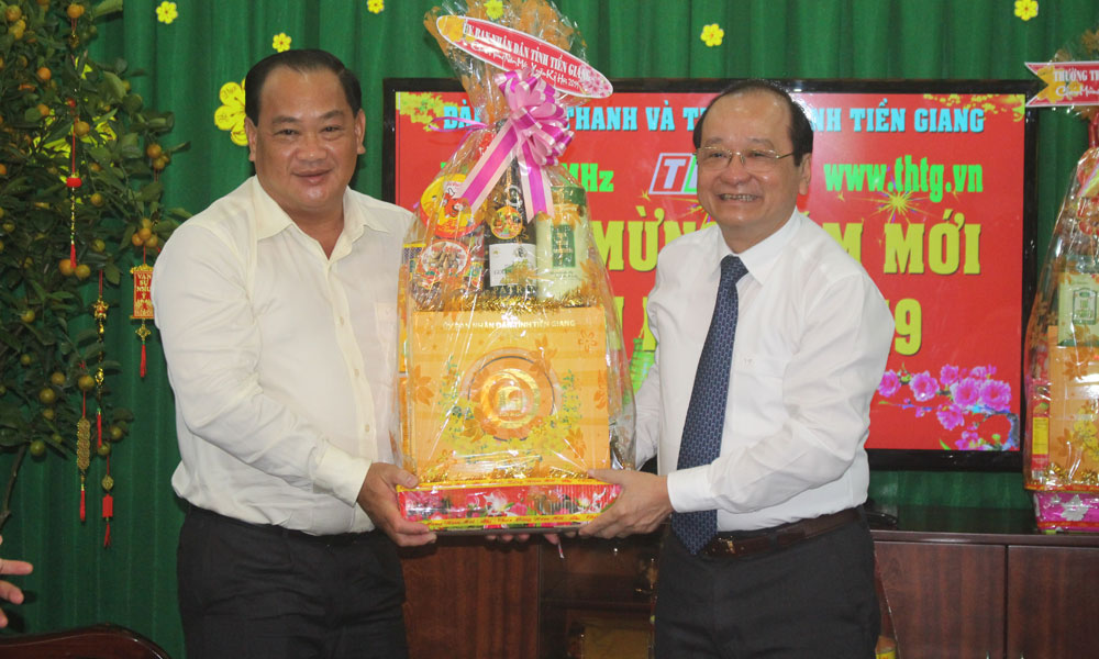 Lãnh đạo tỉnh tặng quà Đài Phát thanh - Truyền hình tỉnh Tiền Giang.