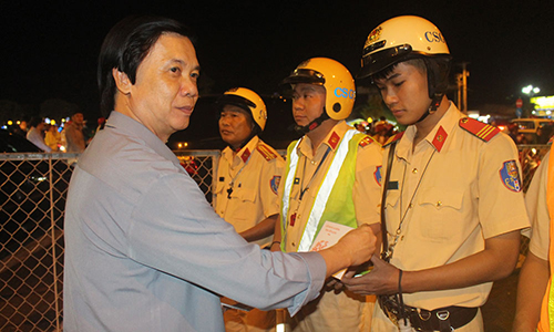 Secretary of the Provincial Party Committee Nguyen Van Danh presented gifts to the police force in the Central Center Square.