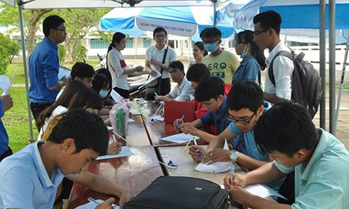 Young people prepare applications at Can Tho University to find jobs in big cities (Photo: tienphong.vn)