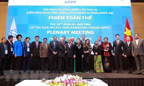 National Assembly Chairwoman Nguyen Thi Kim Ngan, President of the APPF-26, takes a picture with delegates at the event (Photo: Van Diep/VNA)