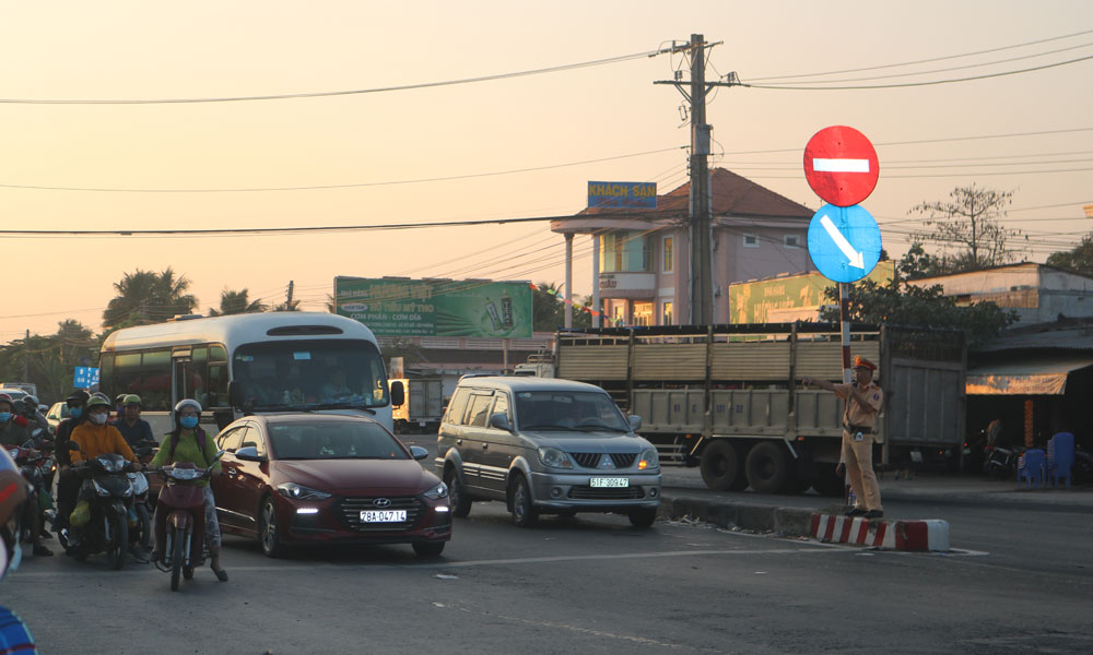 Lực lượng Cảnh sát giao thông điều tiết giao thông tại khu vực ngã tư Đồng Tâm.