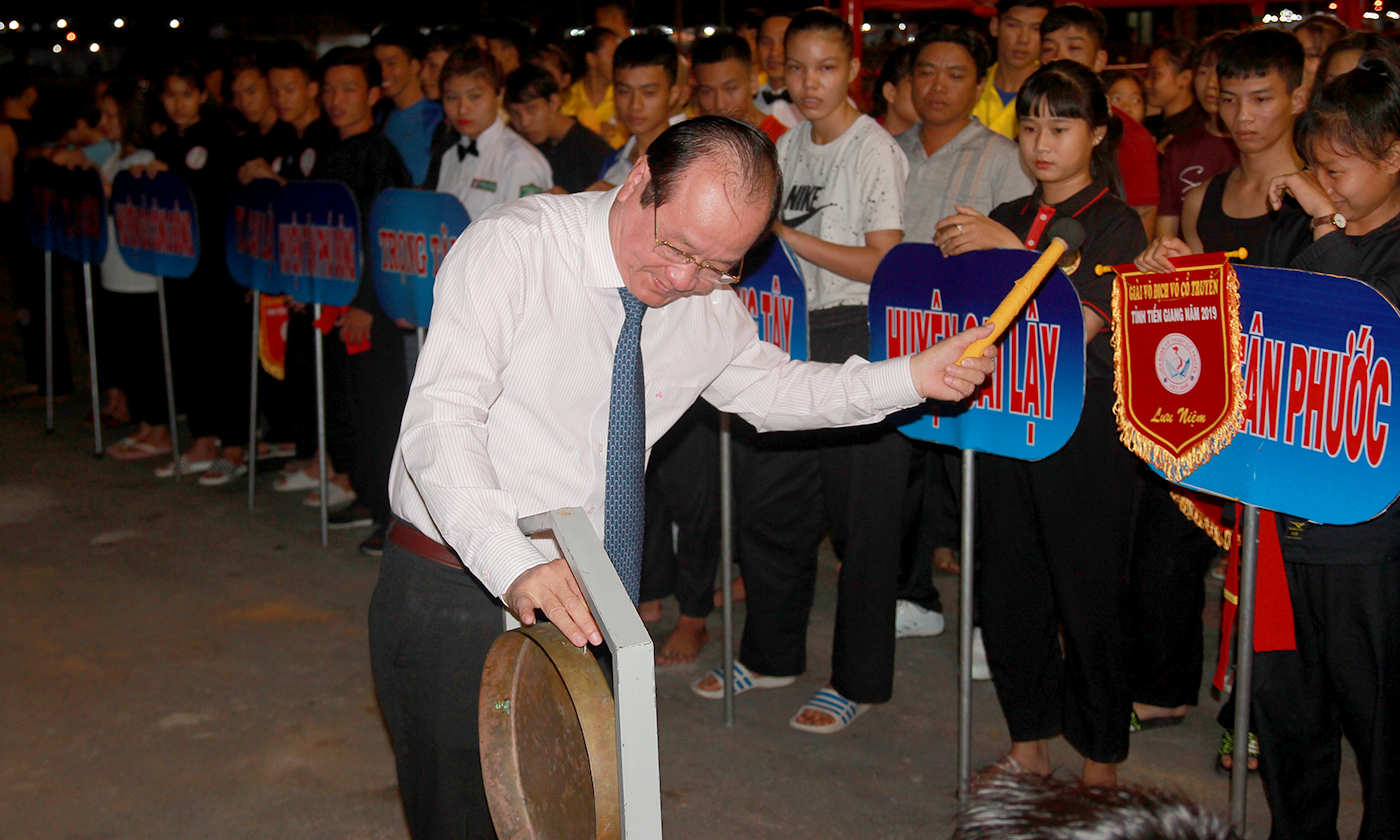 Phó Chủ tịch UBND tỉnh Trần Thanh Đức thực hiện nghi lễ đánh cồng khai mạc giải.