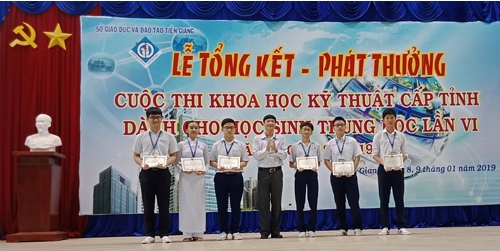 Trường THPT Chuyên Tiền Giang khen thưởng cho 6 học sinh giỏi cấp Quốc gia năm 2019 của trường. 