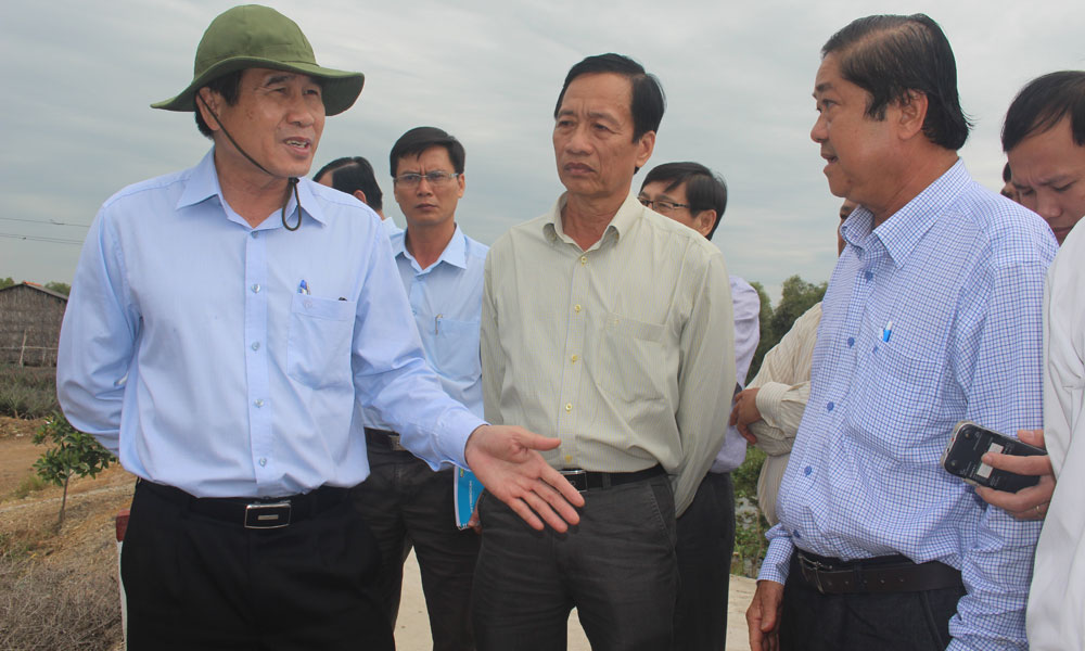 Chủ tịch UBND tỉnh Lê Văn Hưởng kiểm tra tình hình cấp nước sinh hoạt tại xã Tân Hòa Đông.