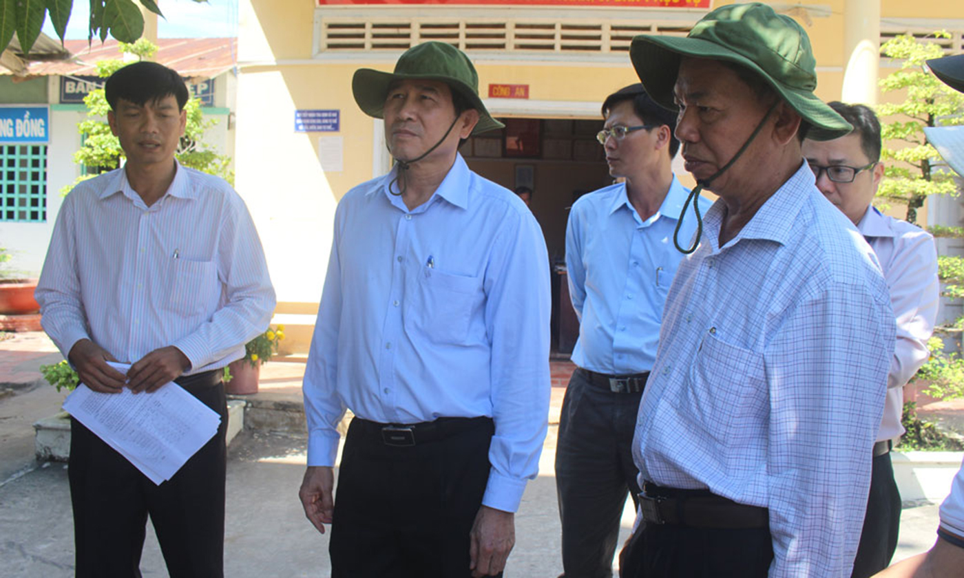 Chairman of the provincial People's Committee Le Van Huong checked the situation of running water supply in My Phuoc Tay commune.