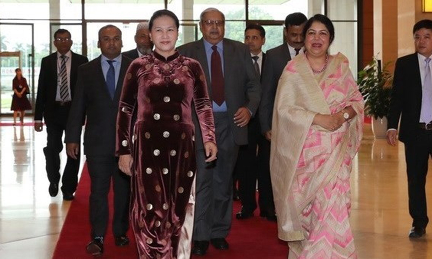 National Assembly Chairwoman Nguyen Thi Kim Ngan (left) and her Bangladesh counterpart Shirin Sharmin Chaudhury during the latter’s visit to Vietnam in 2017. (Photo: VNA)