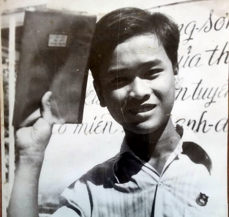 Học sinh Võ Văn Nhi trong ngày viết đơn tình nguyện tham gia bảo vệ biên giới phía bắc năm 1979