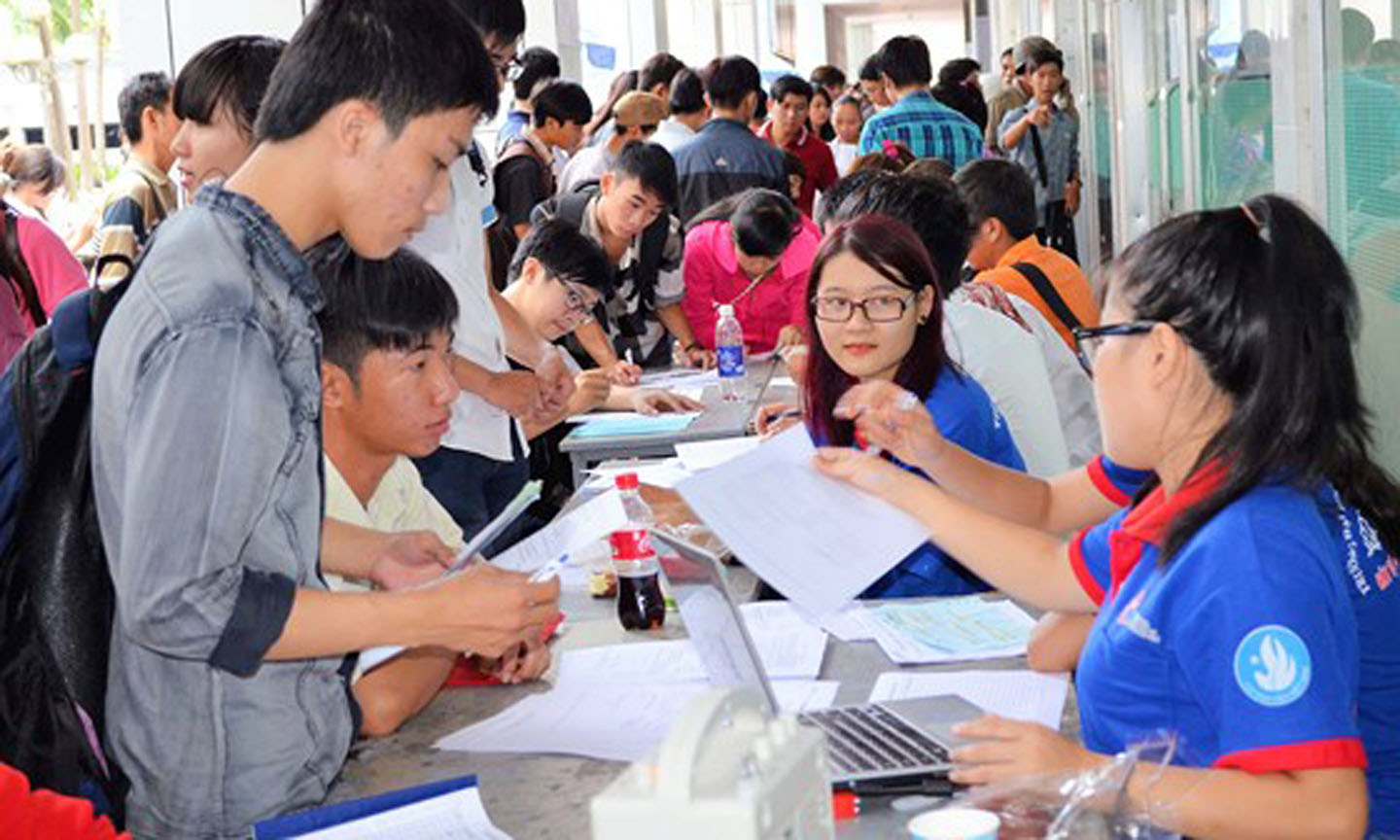 Sinh viên Trường ĐH Công nghiệp TP.Hồ Chí Minh làm thủ tục nhập học