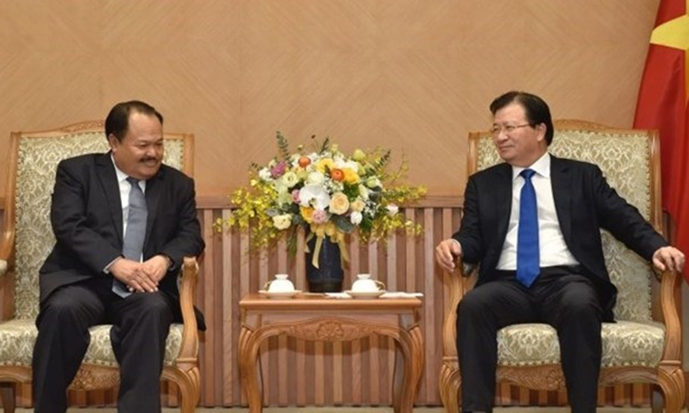 Vietnamese Deputy Prime Minister Trinh Dinh Dung (R) and Lao Minister of Energy and Mines Khammany Inthirath (Source: VNA)