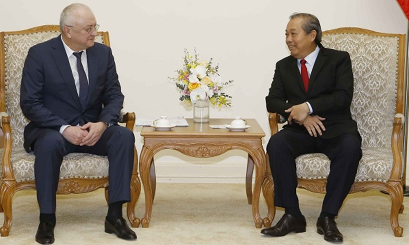 Permanent Deputy Prime Minister Truong Hoa Binh (R) and Alexander Anikin, Deputy Head of the Anti-Corruption Department of the Russian President (Source: VNA)