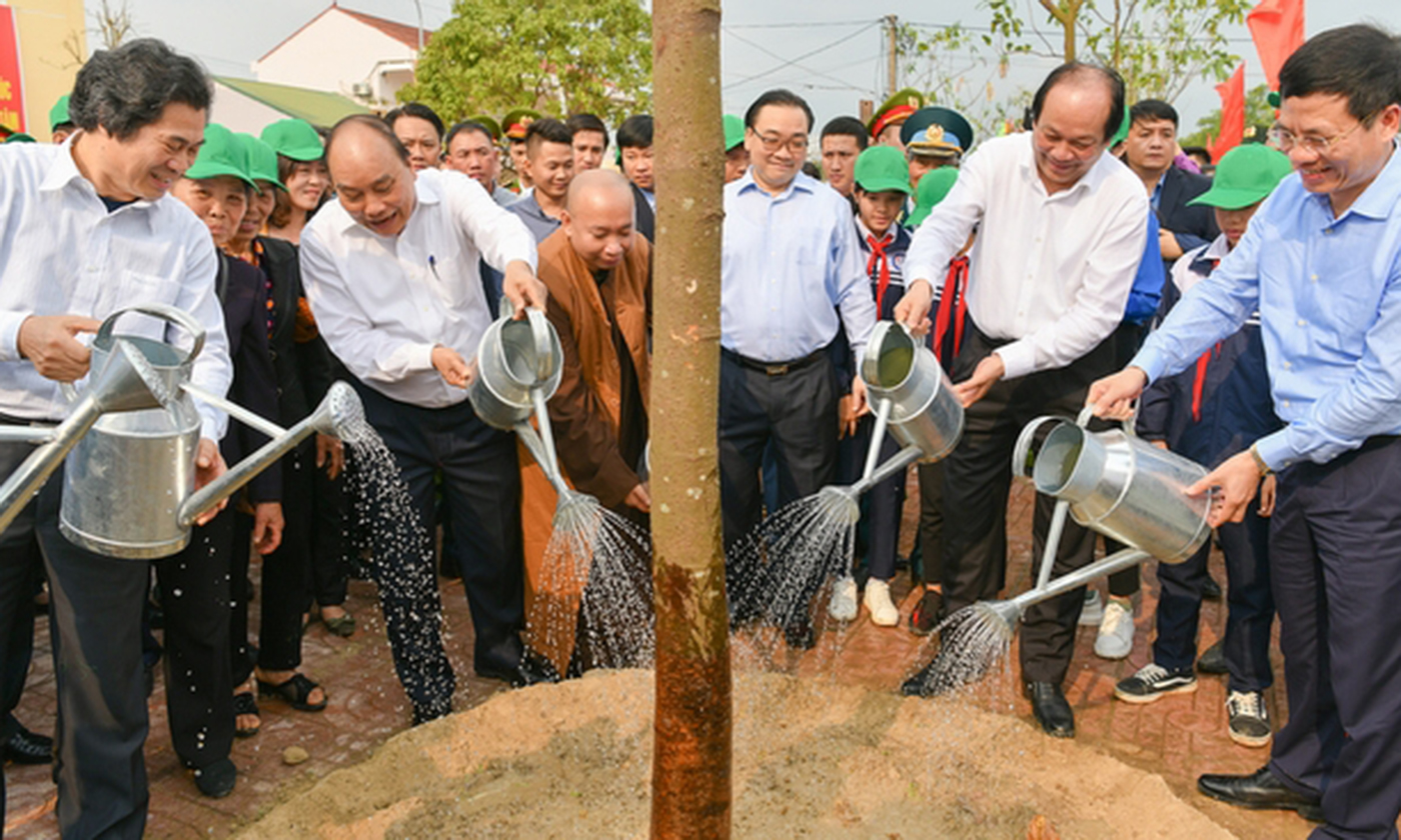 PM Nguyen Xuan Phuc (second from left) launches the New Year Tree Planting Festival in Dong Anh district, Hanoi. (Photo: VGP)