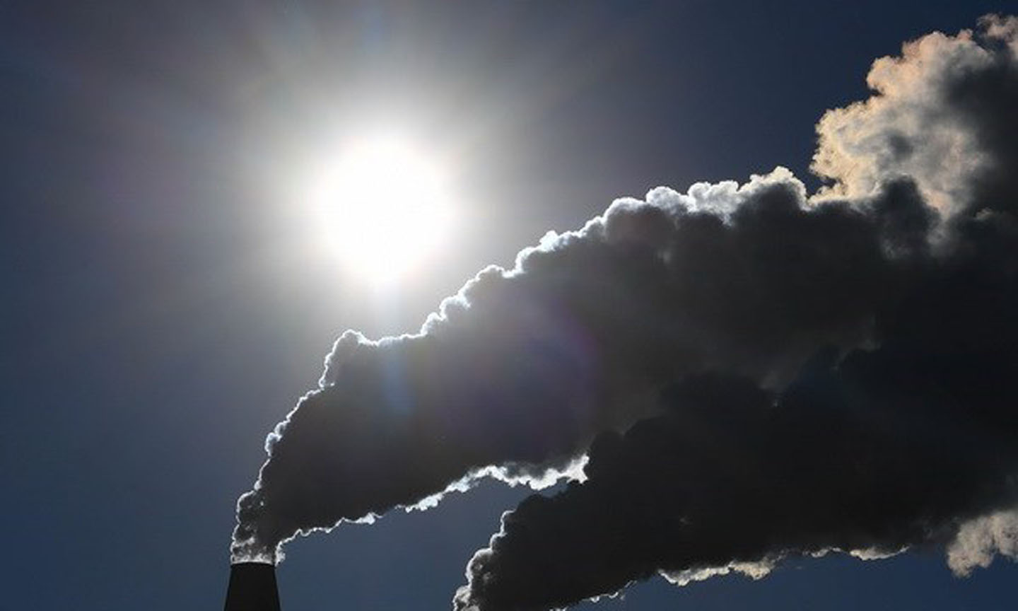 Nhà máy xả khí thải lên bầu trời ở Broadwater, New South Wales, Australia. (Nguồn: EPA/TTXVN)
