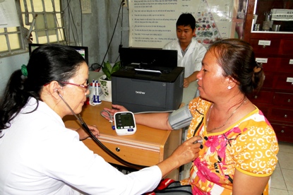 Bác sĩ Nguyễn Thị Mai ân cần thăm khám cho bệnh nhân