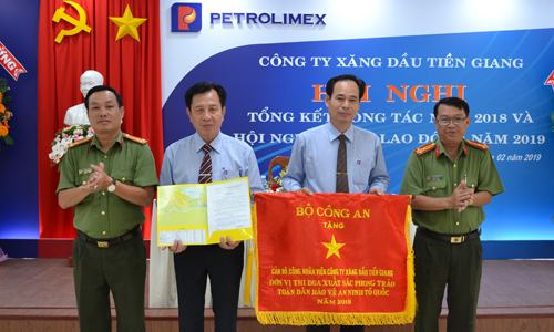 Petrolimex Tiền Giang nhận Cờ thi đua của Bộ Công an.