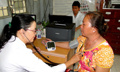 Bác sĩ Nguyễn Thị Mai ân cần khám bệnh cho người dân tại TYT xã Hưng Thạnh.