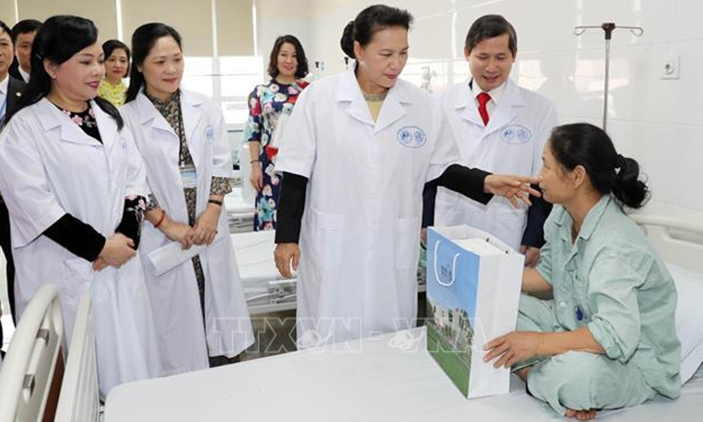 NA Chairwoman Nguyen Thi Kim Ngan asks after a patient at the National Hospital of Traditional Medicine in Hanoi. (Photo: VNA)