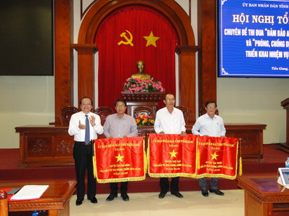 Phó Chủ tịch UBND tỉnh Trần Thanh Đức trao cờ thi đua xuất sắc cho 3 tập thể đạt thành tích xuất sắc trong công tác phòng chống dịch, bệnh năm 2018