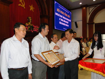 Giám đốc Sở NN& PTNT Nguyễn Văn Mẫn trao Bằng khen của UBND tỉnh cho các cá nhân có thành tích xuất sắc trong công tác phòng chống dịch, bệnh 3 năm 2016-2018