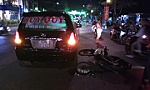 2 ô tô và xe máy va chạm liên hoàn, 2 người bị thương