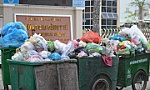 Điểm tập kết rác cạnh cổng Trường Cao đẳng Y tế gây ô nhiễm