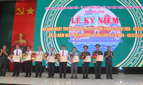 Đại tá Nguyễn Tiến Dũng trao Kỷ niệm chương Vì chủ quyền an ninh biên giới Tổ quốc cho các cá nhân.