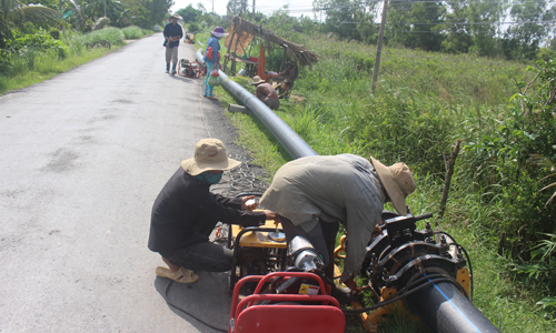 Việc đầu tư mở rộng, nâng cấp đường ống dẫn nước từ Trạm  cấp nước xã Phú Đông về Trạm tăng áp Bà Từ, xã Phú Tân góp phần tăng lượng nước sạch cung cấp cho khu vực cuối nguồn xã Phú Tân.