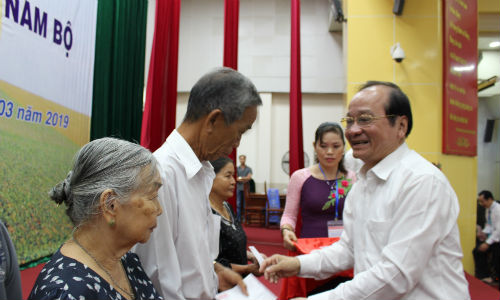 Phó Chủ tịch UBND tỉnh Trần Thanh Đức trao quà cho các nhà giáo.  