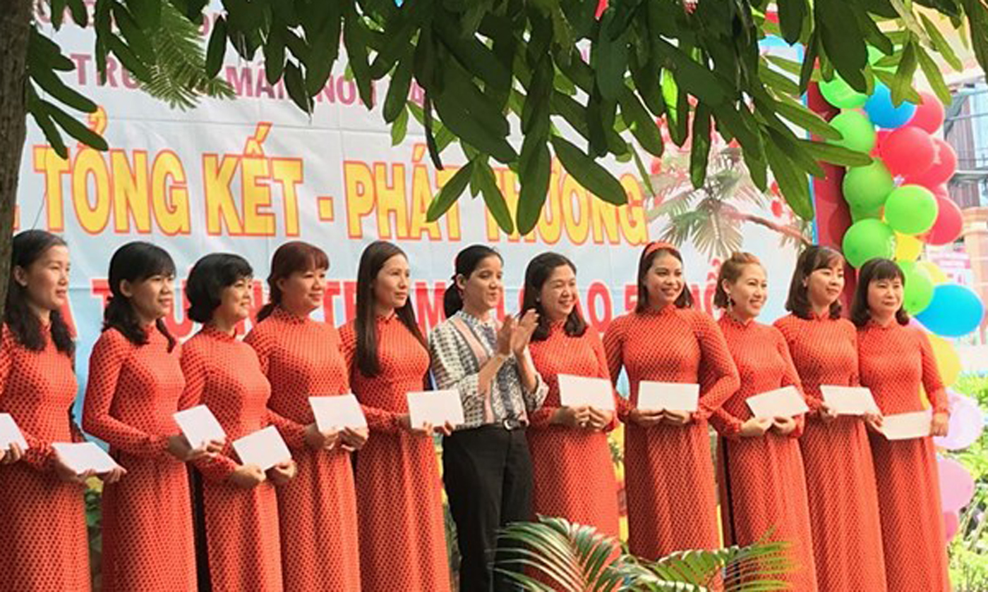 Kindergarten teachers in HCM City receive awards at a closing ceremony for the academic year. (Photo: VNA)