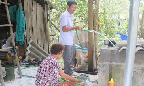 Gia đình ông Trần Văn Bay sử dụng nước kinh lóng phèn cho sinh hoạt.