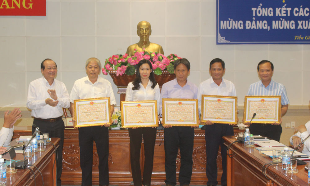  Phó Chủ tịch UBND tỉnh Trần Thanh Đức trao Bằng khen cho các tập thể và cá nhân.