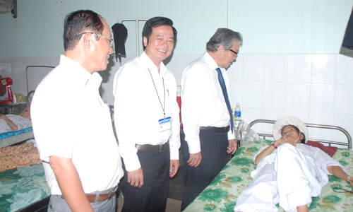 GS.BS Nguyễn Chấn Hùng (bìa phải) thăm hỏi bệnh nhân ung thư điều trị  tại Bệnh viện Đa khoa Trung tâm tỉnh.
