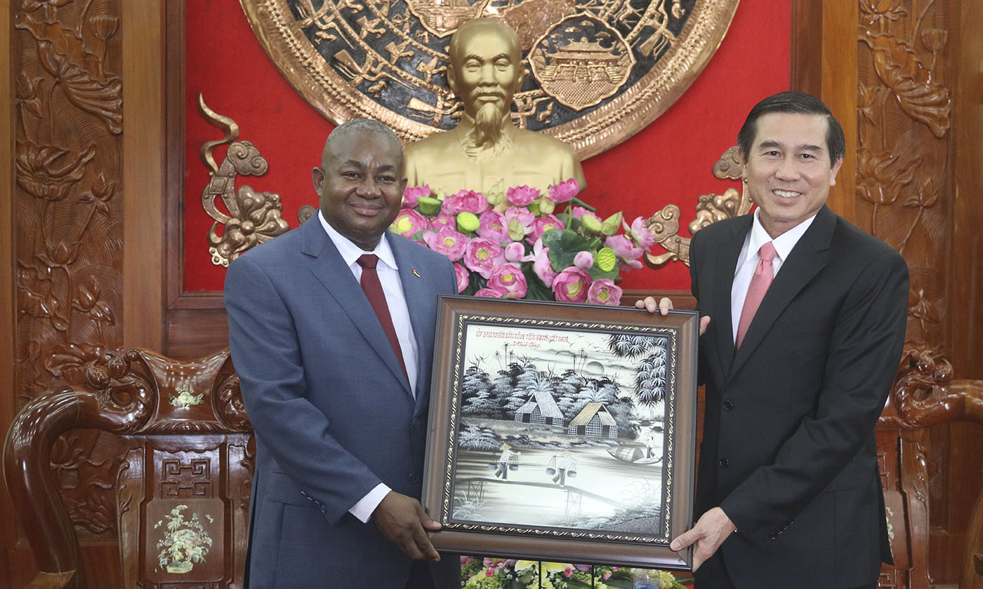 Đồng chí Lê Văn Hưởng tặng biểu tượng tỉnh Tiền Giang và quà lưu niệm đến ngài Đại sứ.