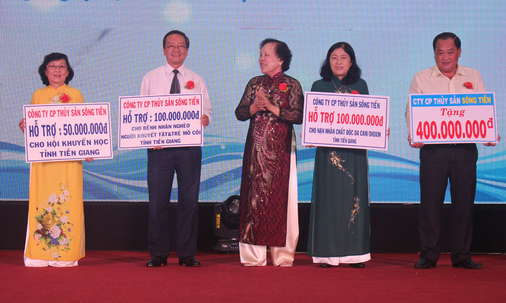 Bà Nguyễn Thị Ánh trao bảng tượng trưng số tiền ủng hộ chương trình từ thiện xã hội cho các đơn vị phối hợp.