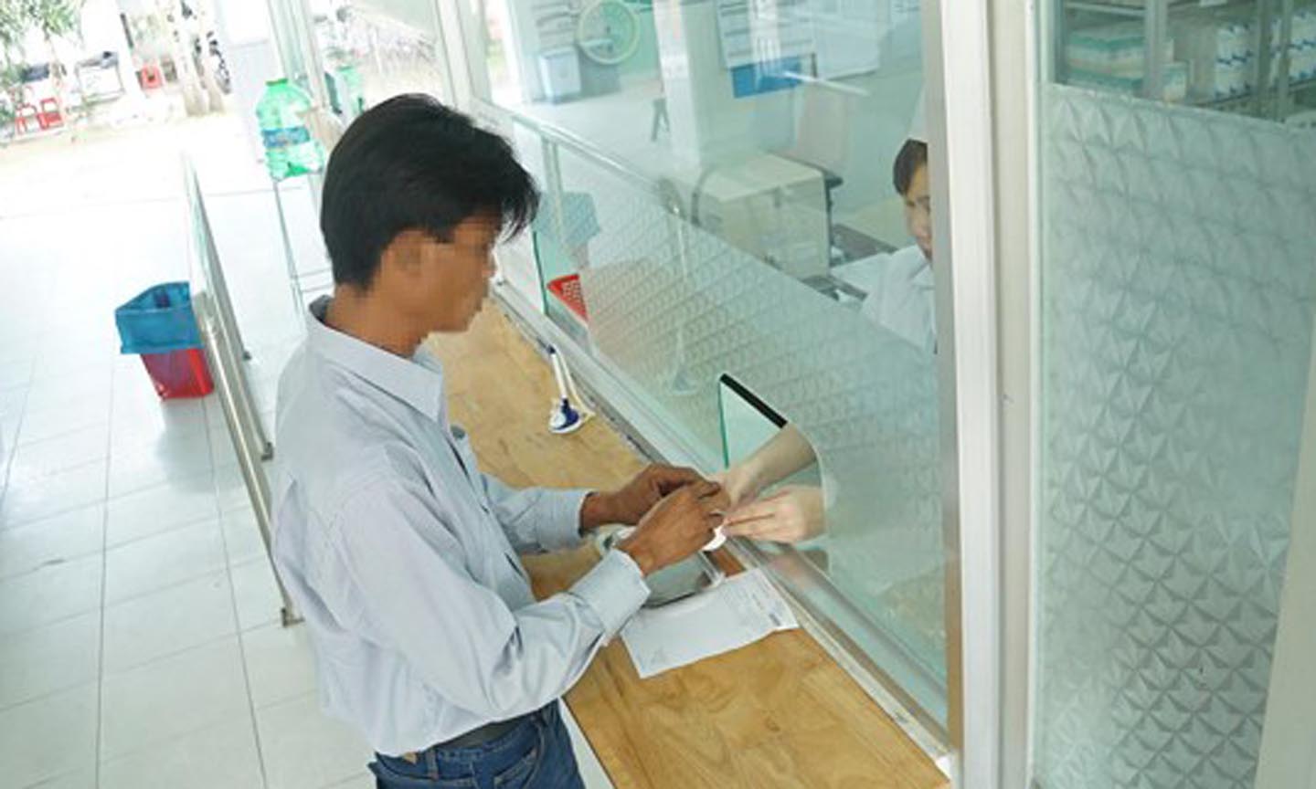 Bệnh nhân nhận thuốc ARV thông qua Quỹ BHYT chi trả tại Trung tâm Y tế huyện Bình Chánh vào sáng 8-3