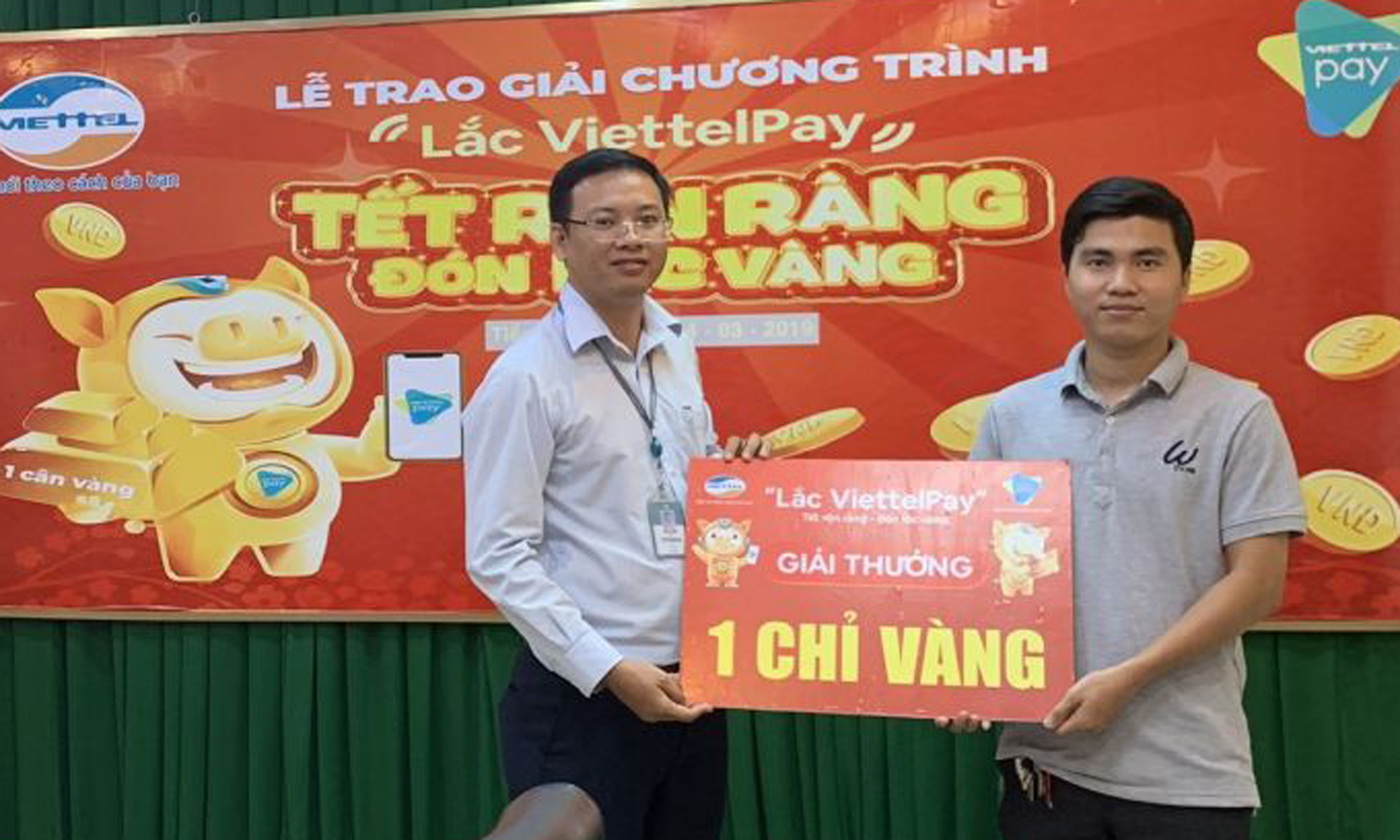 Đại diện Viettel Tiền Giang trao thưởng cho anh Huỳnh Tuấn Giáp.