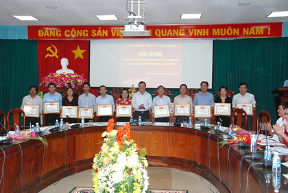 Chief of the Provincial Party Committee’s Office Phan Phung Phu awarded certificates of merit to the collectives.