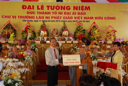 Ni trưởng Nữ Tịnh Nghiêm trao bảng tượng trưng cho ông Huỳnh Văn Hải, Phó Chủ tịch Ủy ban MTTQ tỉnh