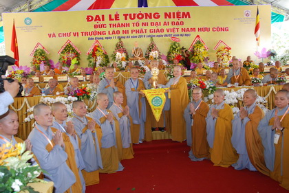 Phân ban Ni giới Tiền Giang trao cờ luân lưu tổ chức đại lễ cho Phân ban Ni giới TP. Hồ Chí Minh