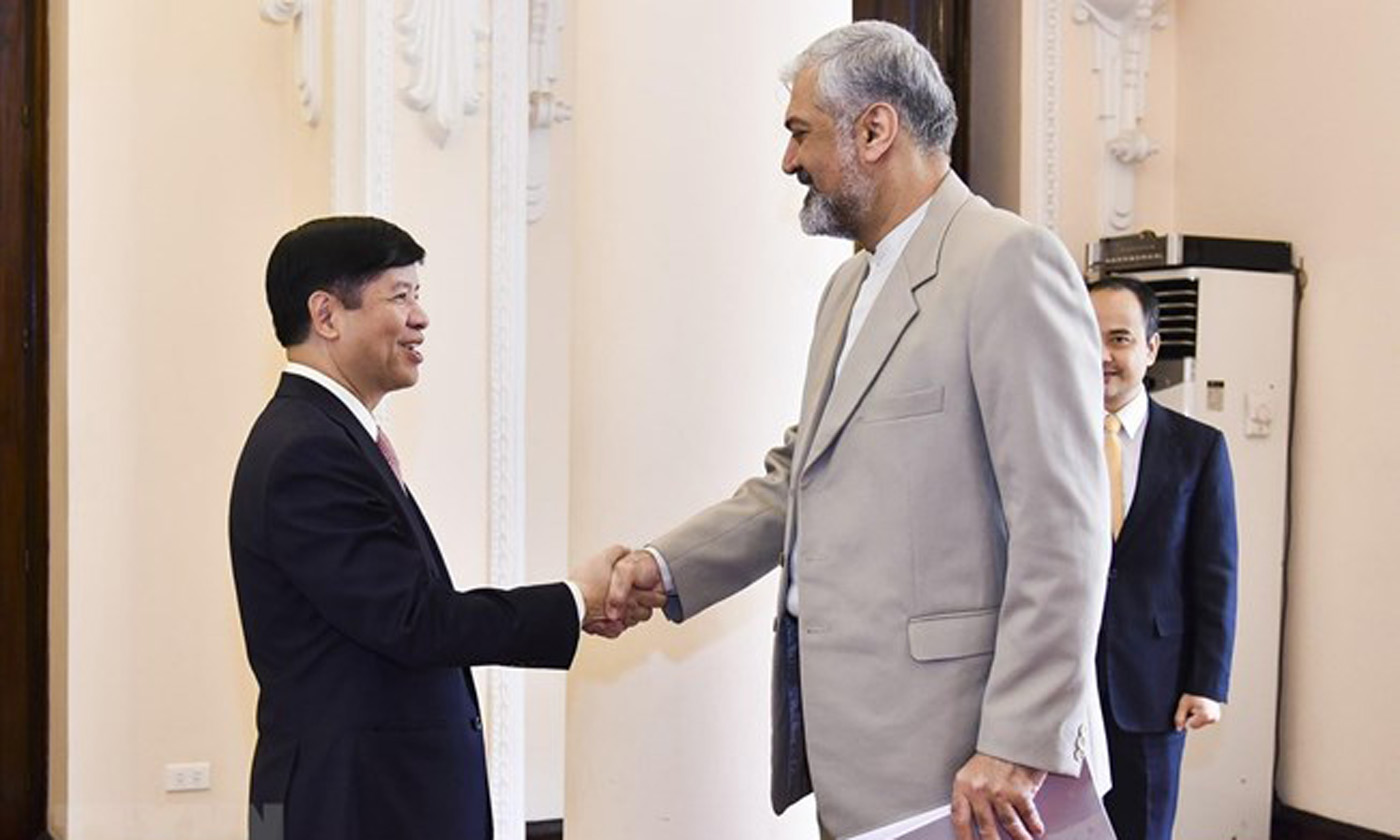 Deputy Foreign Minister Nguyen Quoc Cuong (L) and Irani Vice Minister of Foreign Affairs Morteza Sarmadi (Source: VNA)
