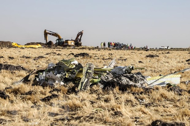 Hiện trường vụ rơi máy bay Boeing 737-8 MAX của Hãng hàng không Ethiopian Airlines. (Ảnh: AFP/TTXVN)