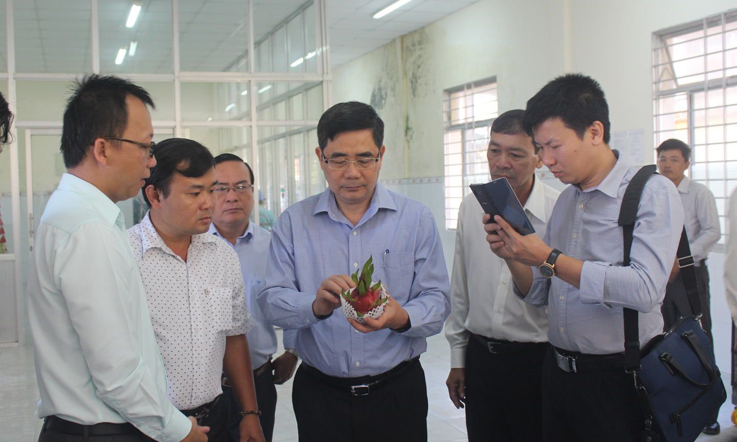 Phó Trưởng Ban Kinh tế Trung ương Cao Đức Phát (thứ tư từ trái sang) thăm HTX Mỹ Tịnh An. 	Ảnh: MINH THÀNH