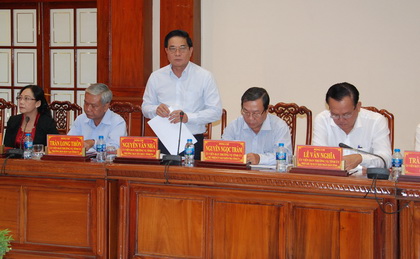Đồng chí Nguyễn Văn Nhã, Trưởng Ban tổ chức Tỉnh ủy trình bày những thuận lợi, khó khăn của tỉnh trong việc thực hiện các Nghị quyết, chỉ thị của trung ương về công tác cán bộ và xây dựng đảng