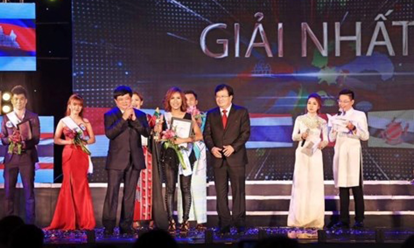 At the ASEAN+3 singing contest 2017 (Source: vov.vn)