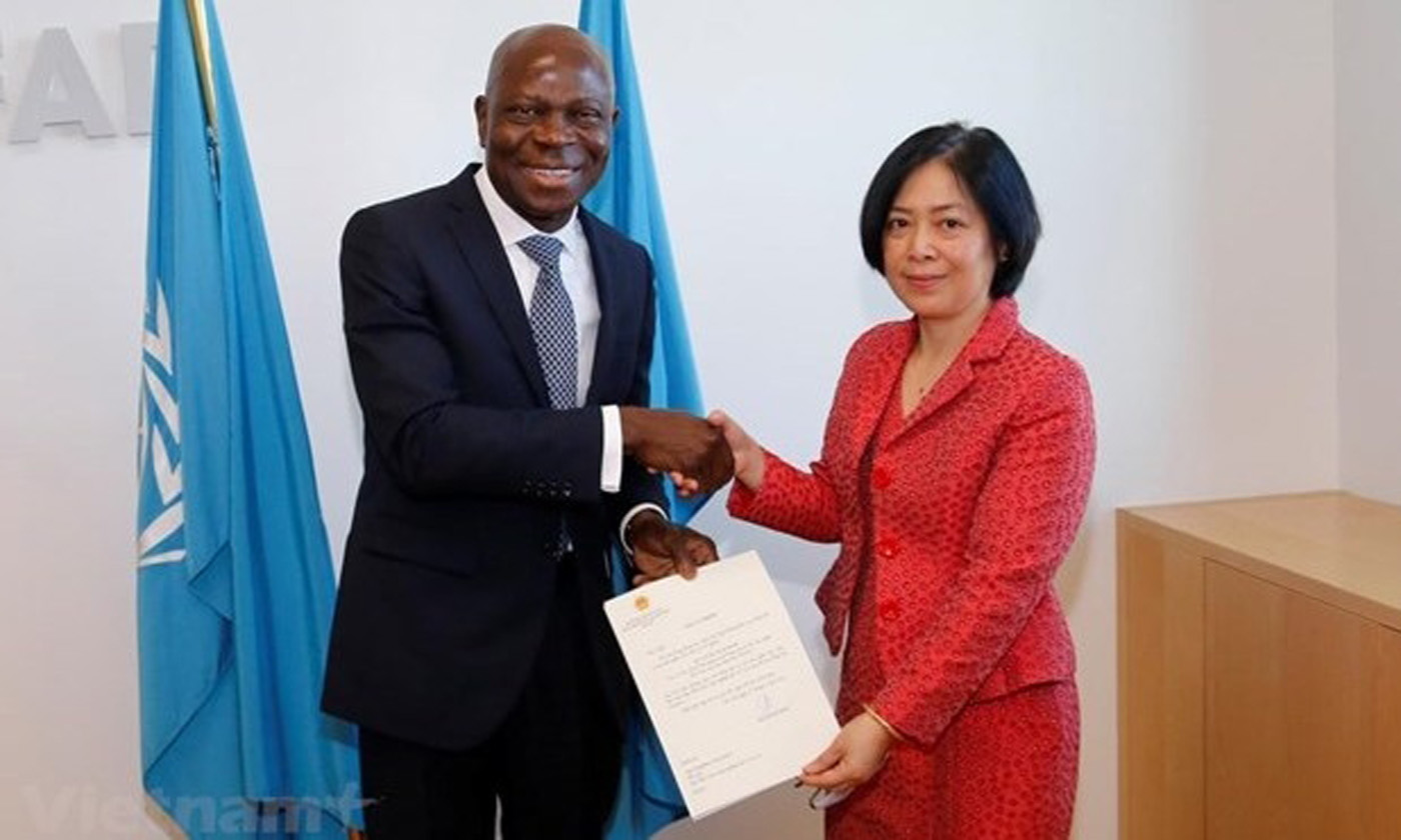 Ambassador Nguyen Thi Bich Hue (R), Vietnamese Permanent Representative to the International Fund for Agricultural Development (IFAD) presents her credentials to IFAD President Gilbert Fossoun Houngbo. (Photo: VNA)