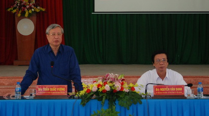 Permanent Member of the Party Central Committee’s Secretariat Tran Quoc Vuong speaks at the working session.