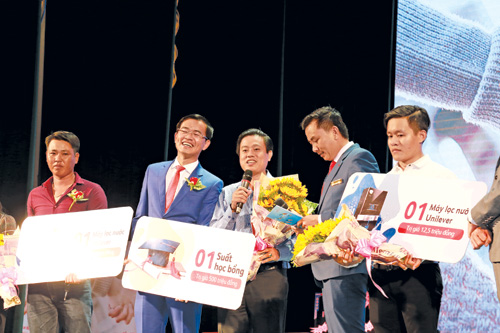 Anh Nguyễn Hữu Tâm (41 tuổi, Bạc Liêu) đã may mắn trúng 1 suất học bổng 500 triệu đồng từ chương trình “Quà trọn yêu thương” của Prudential Việt Nam.