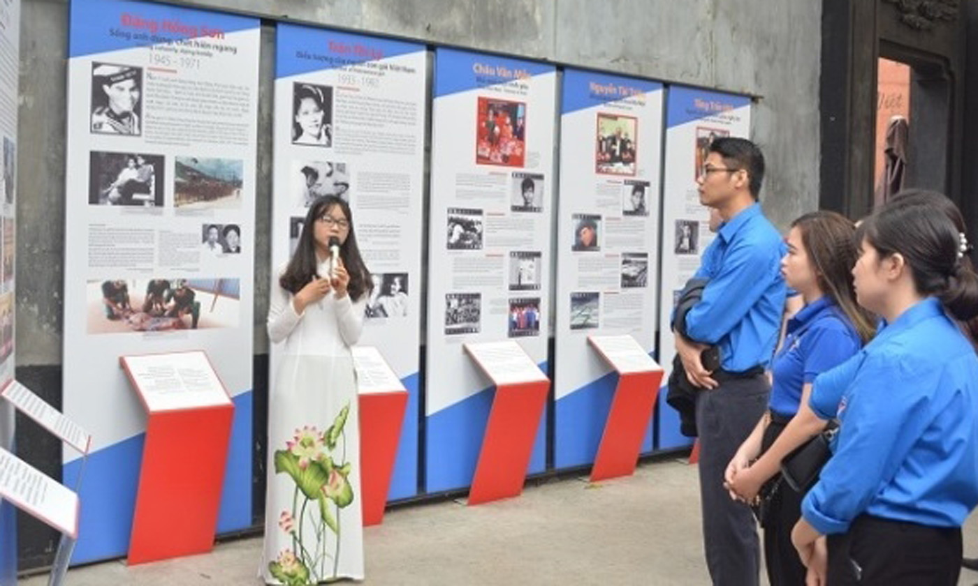  The exhibition attracts many youngsters on its opening day. (Photo: hoalo.vn)