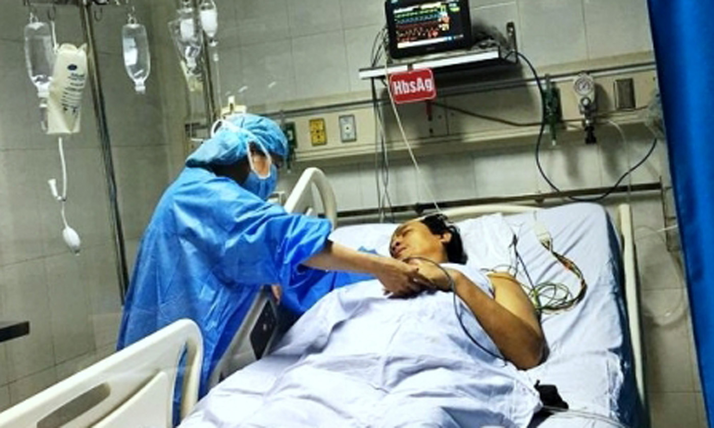 An adult patient following a liver transplant undergoing postoperative care. (Photo: NDO/Trung Hieu)