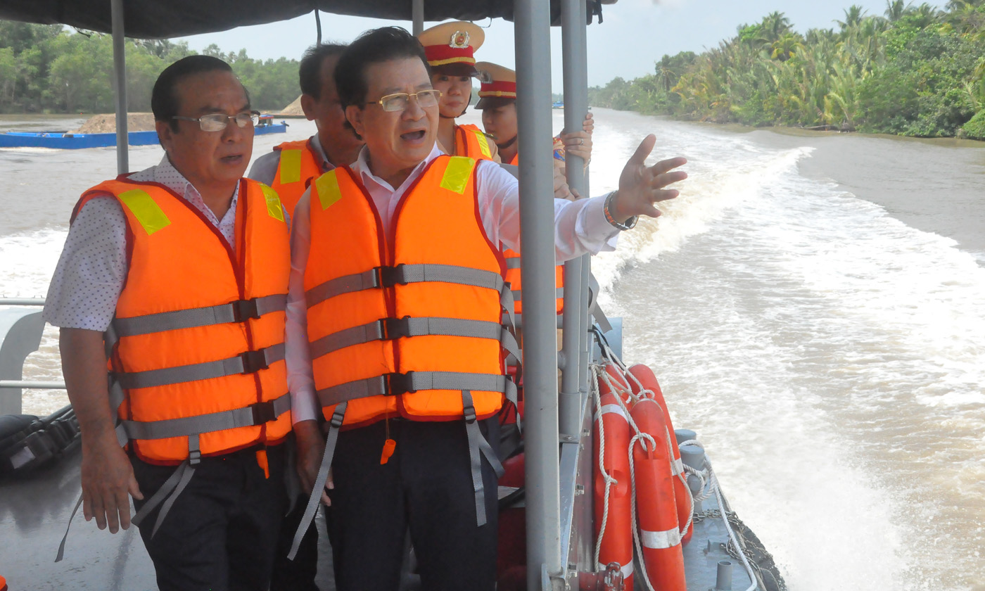 Deputy Prime Minister (right) and Vice Chairman of Provincial People's Committee Pham Anh Tuan discussed the importance of Cho Gao canal.